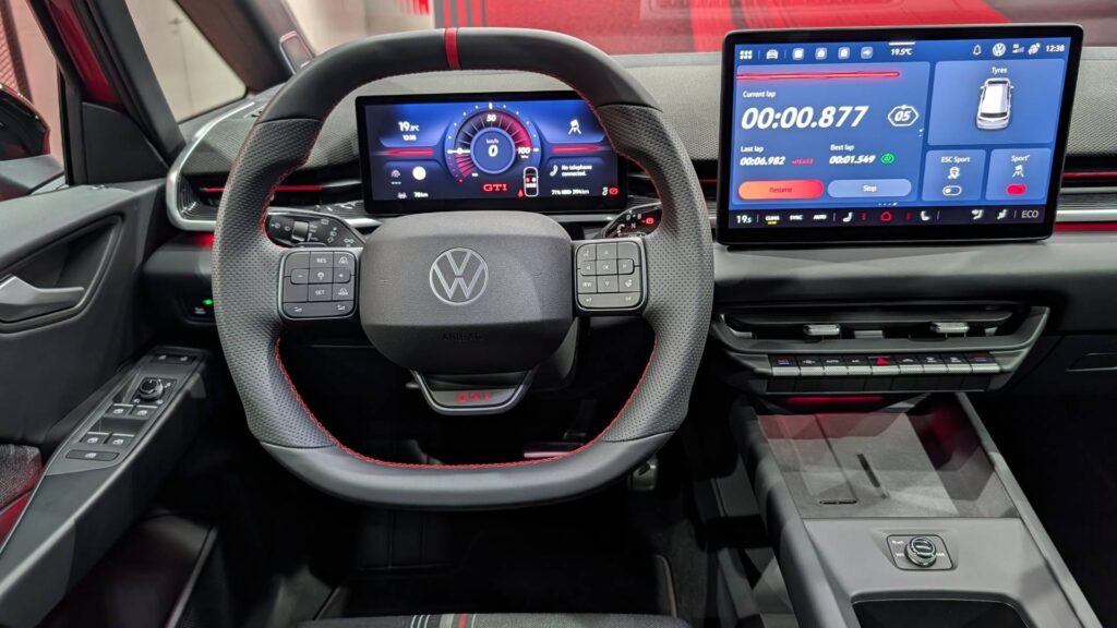 Au volant de la Volkswagen ID.3 GTI // Source : Raphaelle Baut pour Numerama Au volant de la Volkswagen ID.3 GTI // Source : Raphaelle Baut pour Numerama