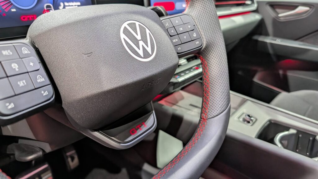 Bouton GTI sur le volant de l'ID.3 GTI // Source : Raphaelle Baut pour Numerama Bouton GTI sur le volant de l'ID.3 GTI // Source : Raphaelle Baut pour Numerama