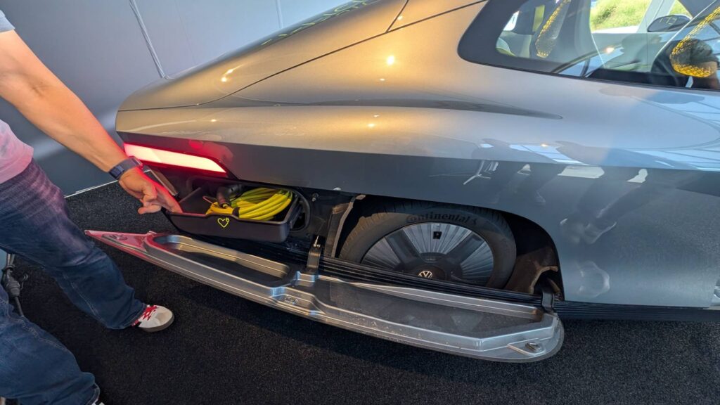 Volkswagen Mission Efficiency et ses rangements dans les passages de roue // Source : Raphaelle Baut pour Numerama Volkswagen Mission Efficiency et ses rangements dans les passages de roue // Source : Raphaelle Baut pour Numerama