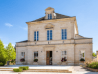 Trouver un créneau pour aller en mairie quand on travaille toute la semaine relève parfois du casse-tête. À Marolles-les-Braults, commune sarthoise d’environ 2 000 habitants, c’est précisément ce public que l’on espère mieux accompagner. « On a du mal à toucher la population active, on ne la voit pas beaucoup en mairie », explique à Numerama Jonathan Cholet, directeur général des services.  Avec l’entreprise Nouvelle Époque, la commune a développé un espace citoyen permettant de déposer un dossier d’urbanisme, de réserver une salle des fêtes ou de gérer les inscriptions à la cantine depuis son ordinateur ou son téléphone.   Elle revendique ainsi le titre de « première mairie de France ouverte 24h/24 et 7j/7 ». Une formule à comprendre au sens numérique : les agents ne passent pas leurs nuits derrière le guichet, mais les habitants peuvent engager leurs démarches sans attendre son ouverture.  Digitaliser la première mairie de France  Le projet ne répond pas, au départ, à une demande explicite des administrés. Il naît du constat que les horaires des services municipaux s’accordent mal avec ceux d’une partie de la population, et d’une rencontre sur les réseaux sociaux.  « Nouvelle Époque avait un projet de digitaliser en totalité la première mairie ou ville de France », raconte Jonathan Cholet. Son intérêt pour les nouvelles technologies et le soutien du maire font le reste. Après un premier contact fin juillet, le travail commence véritablement fin août. Deux mois plus tard, la commune dispose d’un outil commun aux habitants et aux agents.  La commune affirme avoir transposé en ligne l’ensemble des démarches proposées à son guichet, dans les limites de ce que permet la réglementation. Cela ne signifie pas que toutes peuvent être achevées à distance, ni qu’une demande déposée le dimanche sera immédiatement validée. Certains dossiers nécessitent toujours un examen par les agents et certaines formalités, une présence physique. « Demain pour se marier, il va bien falloir encore venir physiquement en mairie », ironise Jonathan Cholet.  À la cantine, deux heures de tâches administratives en moins  Pour comprendre ce que change le dispositif, il faut aussi regarder du côté des agents. La mairie indique avoir regroupé dans une seule interface des tâches auparavant réparties entre plusieurs logiciels. L’objectif est notamment d’éviter de recopier les mêmes informations d’un outil à l’autre.  L’exemple le plus concret se trouve à la cantine scolaire. Les parents peuvent désormais signaler l’absence de leur enfant jusqu’à 8 h 30 le matin. Le nombre de repas à préparer est ensuite transmis automatiquement aux équipes, avec une répartition par service et par classe. Les informations nécessaires à la comptabilité suivent le même chemin.  « On avait une responsable de cantine qui passait une heure le matin à relever les présents et les absents dans les classes, et une heure l’après-midi à transmettre à la comptabilité », rapporte Jonathan Cholet. Selon lui, ce temps peut désormais être consacré aux enfants ou à des projets axés sur le contact humain.  À l’échelle de la mairie, qui compte six personnes, le directeur général des services estime que ces automatisations permettront de dégager l’équivalent du travail d’au moins deux agents. Il s’agit d’une estimation des gains à venir, avec un impératif qu’il tient à préciser : « Il ne s’agit pas du tout de supprimer des postes. » Le temps libéré doit permettre de mieux accompagner les habitants, notamment les familles en deuil ou les personnes qui constituent un dossier d’urbanisme.  Cette transformation passe aussi par des agents qui ont connu plusieurs générations d’outils. Jonathan Cholet prend l'exemple d'Isabelle, qui a « connu la machine à écrire ». À deux ans de la retraite, elle propose d’elle-même des améliorations pour la plateforme, raconte-t-il : « Ça balaie un peu les préjugés. » Pour le directeur général des services, l’âge des équipes ne saurait être un frein à la modernisation.  L’intelligence artificielle, elle, occupe une place très mesurée. Selon la collectivité et Nouvelle Époque, elle intervient uniquement via un chatbot propulsé par les modèles français de Mistral AI pour répondre aux questions basiques des usagers. Pour le reste, il s’agit d’automatisation classique de flux et de génération documentaire.  L’inspiration Apple : fermer l’écosystème pour verrouiller les données  Sur le volet technique, Nouvelle Époque assume une approche radicale : bâtir un environnement hermétique. Avant cette refonte, le site municipal tournait sous WordPress, une plateforme jugée trop exposée aux attaques automatisées. L’entreprise a donc développé son propre code propriétaire modulaire, déployé sur un serveur dédié par collectivité et hébergé chez OVH en France.   « On a imaginé l’écosystème d’Apple, où la marque a un système fermé, protégé et maîtrise toute la chaîne », détaille Alison Tartary, directrice générale de Nouvelle Époque. Pour pousser cette logique d'isolation, la société indique avoir banni Microsoft 365 ainsi que les solutions tierces non française, et prévoit même de déployer prochainement un système d'exploitation propriétaire sur mesure pour verrouiller les postes de travail municipaux. Il ne s'agit pas d'une condition pour bénéficier de leurs services, mais cela est encouragé par l'entreprise.  Selon celle-ci, la réduction de la surface d'attaque passe également par la suppression des comptes locaux : la mairie ne stocke ni identifiants ni mots de passe. L'authentification citoyenne repose exclusivement sur FranceConnect, tandis que les agents utilisent ProConnect. « Les données appartiennent à la mairie, les logiciels qu’on fait appartiennent à la mairie », martèle Alison Tartary, rappelant que chaque serveur dispose d'une sauvegarde et d'une machine de secours en cas d'incident. Si ce cloisonnement élimine de nombreuses failles courantes, un code fermé conçu par une structure restreinte ne garantit pas pour autant une inviolabilité absolue.   Côté budget, la commune rémunère la prestation sous la forme d’un abonnement annuel. Jonathan Cholet assure que la résiliation des huit contrats antérieurs compensera largement la facture. Les montants précis n’ayant pas été communiqués, il reste toutefois impossible de chiffrer l’économie nette réalisée à ce stade.  Le guichet reste ouvert, lui aussi  Reste l'enjeu de la fracture numérique : que deviennent les administrés réfractaires aux écrans ou dépourvus de connexion ? Jonathan Cholet insiste sur le maintien de l’accueil physique.  Pour éviter les décrochages, la commune a installé une grande tablette tactile munie d'un clavier à l'accueil de la mairie. Les usagers en difficulté y sont guidés par un agent. « On ne fait pas à leur place », souligne le responsable territorial. L'objectif est d'accompagner l'apprentissage pour rendre l'administré autonome sur d'autres portails publics, comme Ameli ou les impôts.  Marolles-les-Braults espère désormais faire figure d'exemple auprès d'autres collectivités. L’expérimentation montre qu'une petite commune peut revoir ses processus informatiques de fond en comble, à condition d'accompagner les agents comme les citoyens dans la transition. Nouvelle Époque indique de son côté être en contact avec « 5 à 6 » communes souhaitant franchir le cap d'ici la fin d'année. // Source : Jonathan Cholet