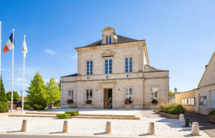 Trouver un créneau pour aller en mairie quand on travaille toute la semaine relève parfois du casse-tête. À Marolles-les-Braults, commune sarthoise d’environ 2 000 habitants, c’est précisément ce public que l’on espère mieux accompagner. « On a du mal à toucher la population active, on ne la voit pas beaucoup en mairie », explique à Numerama Jonathan Cholet, directeur général des services. Avec l’entreprise Nouvelle Époque, la commune a développé un espace citoyen permettant de déposer un dossier d’urbanisme, de réserver une salle des fêtes ou de gérer les inscriptions à la cantine depuis son ordinateur ou son téléphone. Elle revendique ainsi le titre de « première mairie de France ouverte 24h/24 et 7j/7 ». Une formule à comprendre au sens numérique : les agents ne passent pas leurs nuits derrière le guichet, mais les habitants peuvent engager leurs démarches sans attendre son ouverture. Digitaliser la première mairie de France Le projet ne répond pas, au départ, à une demande explicite des administrés. Il naît du constat que les horaires des services municipaux s’accordent mal avec ceux d’une partie de la population, et d’une rencontre sur les réseaux sociaux. « Nouvelle Époque avait un projet de digitaliser en totalité la première mairie ou ville de France », raconte Jonathan Cholet. Son intérêt pour les nouvelles technologies et le soutien du maire font le reste. Après un premier contact fin juillet, le travail commence véritablement fin août. Deux mois plus tard, la commune dispose d’un outil commun aux habitants et aux agents. La commune affirme avoir transposé en ligne l’ensemble des démarches proposées à son guichet, dans les limites de ce que permet la réglementation. Cela ne signifie pas que toutes peuvent être achevées à distance, ni qu’une demande déposée le dimanche sera immédiatement validée. Certains dossiers nécessitent toujours un examen par les agents et certaines formalités, une présence physique. « Demain pour se marier, il va bien falloir encore venir physiquement en mairie », ironise Jonathan Cholet. À la cantine, deux heures de tâches administratives en moins Pour comprendre ce que change le dispositif, il faut aussi regarder du côté des agents. La mairie indique avoir regroupé dans une seule interface des tâches auparavant réparties entre plusieurs logiciels. L’objectif est notamment d’éviter de recopier les mêmes informations d’un outil à l’autre. L’exemple le plus concret se trouve à la cantine scolaire. Les parents peuvent désormais signaler l’absence de leur enfant jusqu’à 8 h 30 le matin. Le nombre de repas à préparer est ensuite transmis automatiquement aux équipes, avec une répartition par service et par classe. Les informations nécessaires à la comptabilité suivent le même chemin. « On avait une responsable de cantine qui passait une heure le matin à relever les présents et les absents dans les classes, et une heure l’après-midi à transmettre à la comptabilité », rapporte Jonathan Cholet. Selon lui, ce temps peut désormais être consacré aux enfants ou à des projets axés sur le contact humain. À l’échelle de la mairie, qui compte six personnes, le directeur général des services estime que ces automatisations permettront de dégager l’équivalent du travail d’au moins deux agents. Il s’agit d’une estimation des gains à venir, avec un impératif qu’il tient à préciser : « Il ne s’agit pas du tout de supprimer des postes. » Le temps libéré doit permettre de mieux accompagner les habitants, notamment les familles en deuil ou les personnes qui constituent un dossier d’urbanisme. Cette transformation passe aussi par des agents qui ont connu plusieurs générations d’outils. Jonathan Cholet prend l'exemple d'Isabelle, qui a « connu la machine à écrire ». À deux ans de la retraite, elle propose d’elle-même des améliorations pour la plateforme, raconte-t-il : « Ça balaie un peu les préjugés. » Pour le directeur général des services, l’âge des équipes ne saurait être un frein à la modernisation. L’intelligence artificielle, elle, occupe une place très mesurée. Selon la collectivité et Nouvelle Époque, elle intervient uniquement via un chatbot propulsé par les modèles français de Mistral AI pour répondre aux questions basiques des usagers. Pour le reste, il s’agit d’automatisation classique de flux et de génération documentaire. L’inspiration Apple : fermer l’écosystème pour verrouiller les données Sur le volet technique, Nouvelle Époque assume une approche radicale : bâtir un environnement hermétique. Avant cette refonte, le site municipal tournait sous WordPress, une plateforme jugée trop exposée aux attaques automatisées. L’entreprise a donc développé son propre code propriétaire modulaire, déployé sur un serveur dédié par collectivité et hébergé chez OVH en France. « On a imaginé l’écosystème d’Apple, où la marque a un système fermé, protégé et maîtrise toute la chaîne », détaille Alison Tartary, directrice générale de Nouvelle Époque. Pour pousser cette logique d'isolation, la société indique avoir banni Microsoft 365 ainsi que les solutions tierces non française, et prévoit même de déployer prochainement un système d'exploitation propriétaire sur mesure pour verrouiller les postes de travail municipaux. Il ne s'agit pas d'une condition pour bénéficier de leurs services, mais cela est encouragé par l'entreprise. Selon celle-ci, la réduction de la surface d'attaque passe également par la suppression des comptes locaux : la mairie ne stocke ni identifiants ni mots de passe. L'authentification citoyenne repose exclusivement sur FranceConnect, tandis que les agents utilisent ProConnect. « Les données appartiennent à la mairie, les logiciels qu’on fait appartiennent à la mairie », martèle Alison Tartary, rappelant que chaque serveur dispose d'une sauvegarde et d'une machine de secours en cas d'incident. Si ce cloisonnement élimine de nombreuses failles courantes, un code fermé conçu par une structure restreinte ne garantit pas pour autant une inviolabilité absolue. Côté budget, la commune rémunère la prestation sous la forme d’un abonnement annuel. Jonathan Cholet assure que la résiliation des huit contrats antérieurs compensera largement la facture. Les montants précis n’ayant pas été communiqués, il reste toutefois impossible de chiffrer l’économie nette réalisée à ce stade. Le guichet reste ouvert, lui aussi Reste l'enjeu de la fracture numérique : que deviennent les administrés réfractaires aux écrans ou dépourvus de connexion ? Jonathan Cholet insiste sur le maintien de l’accueil physique. Pour éviter les décrochages, la commune a installé une grande tablette tactile munie d'un clavier à l'accueil de la mairie. Les usagers en difficulté y sont guidés par un agent. « On ne fait pas à leur place », souligne le responsable territorial. L'objectif est d'accompagner l'apprentissage pour rendre l'administré autonome sur d'autres portails publics, comme Ameli ou les impôts. Marolles-les-Braults espère désormais faire figure d'exemple auprès d'autres collectivités. L’expérimentation montre qu'une petite commune peut revoir ses processus informatiques de fond en comble, à condition d'accompagner les agents comme les citoyens dans la transition. Nouvelle Époque indique de son côté être en contact avec « 5 à 6 » communes souhaitant franchir le cap d'ici la fin d'année. // Source : Jonathan Cholet Trouver un créneau pour aller en mairie quand on travaille toute la semaine relève parfois du casse-tête. À Marolles-les-Braults, commune sarthoise d’environ 2 000 habitants, c’est précisément ce public que l’on espère mieux accompagner. « On a du mal à toucher la population active, on ne la voit pas beaucoup en mairie », explique à Numerama Jonathan Cholet, directeur général des services. Avec l’entreprise Nouvelle Époque, la commune a développé un espace citoyen permettant de déposer un dossier d’urbanisme, de réserver une salle des fêtes ou de gérer les inscriptions à la cantine depuis son ordinateur ou son téléphone. Elle revendique ainsi le titre de « première mairie de France ouverte 24h/24 et 7j/7 ». Une formule à comprendre au sens numérique : les agents ne passent pas leurs nuits derrière le guichet, mais les habitants peuvent engager leurs démarches sans attendre son ouverture. Digitaliser la première mairie de France Le projet ne répond pas, au départ, à une demande explicite des administrés. Il naît du constat que les horaires des services municipaux s’accordent mal avec ceux d’une partie de la population, et d’une rencontre sur les réseaux sociaux. « Nouvelle Époque avait un projet de digitaliser en totalité la première mairie ou ville de France », raconte Jonathan Cholet. Son intérêt pour les nouvelles technologies et le soutien du maire font le reste. Après un premier contact fin juillet, le travail commence véritablement fin août. Deux mois plus tard, la commune dispose d’un outil commun aux habitants et aux agents. La commune affirme avoir transposé en ligne l’ensemble des démarches proposées à son guichet, dans les limites de ce que permet la réglementation. Cela ne signifie pas que toutes peuvent être achevées à distance, ni qu’une demande déposée le dimanche sera immédiatement validée. Certains dossiers nécessitent toujours un examen par les agents et certaines formalités, une présence physique. « Demain pour se marier, il va bien falloir encore venir physiquement en mairie », ironise Jonathan Cholet. À la cantine, deux heures de tâches administratives en moins Pour comprendre ce que change le dispositif, il faut aussi regarder du côté des agents. La mairie indique avoir regroupé dans une seule interface des tâches auparavant réparties entre plusieurs logiciels. L’objectif est notamment d’éviter de recopier les mêmes informations d’un outil à l’autre. L’exemple le plus concret se trouve à la cantine scolaire. Les parents peuvent désormais signaler l’absence de leur enfant jusqu’à 8 h 30 le matin. Le nombre de repas à préparer est ensuite transmis automatiquement aux équipes, avec une répartition par service et par classe. Les informations nécessaires à la comptabilité suivent le même chemin. « On avait une responsable de cantine qui passait une heure le matin à relever les présents et les absents dans les classes, et une heure l’après-midi à transmettre à la comptabilité », rapporte Jonathan Cholet. Selon lui, ce temps peut désormais être consacré aux enfants ou à des projets axés sur le contact humain. À l’échelle de la mairie, qui compte six personnes, le directeur général des services estime que ces automatisations permettront de dégager l’équivalent du travail d’au moins deux agents. Il s’agit d’une estimation des gains à venir, avec un impératif qu’il tient à préciser : « Il ne s’agit pas du tout de supprimer des postes. » Le temps libéré doit permettre de mieux accompagner les habitants, notamment les familles en deuil ou les personnes qui constituent un dossier d’urbanisme. Cette transformation passe aussi par des agents qui ont connu plusieurs générations d’outils. Jonathan Cholet prend l'exemple d'Isabelle, qui a « connu la machine à écrire ». À deux ans de la retraite, elle propose d’elle-même des améliorations pour la plateforme, raconte-t-il : « Ça balaie un peu les préjugés. » Pour le directeur général des services, l’âge des équipes ne saurait être un frein à la modernisation. L’intelligence artificielle, elle, occupe une place très mesurée. Selon la collectivité et Nouvelle Époque, elle intervient uniquement via un chatbot propulsé par les modèles français de Mistral AI pour répondre aux questions basiques des usagers. Pour le reste, il s’agit d’automatisation classique de flux et de génération documentaire. L’inspiration Apple : fermer l’écosystème pour verrouiller les données Sur le volet technique, Nouvelle Époque assume une approche radicale : bâtir un environnement hermétique. Avant cette refonte, le site municipal tournait sous WordPress, une plateforme jugée trop exposée aux attaques automatisées. L’entreprise a donc développé son propre code propriétaire modulaire, déployé sur un serveur dédié par collectivité et hébergé chez OVH en France. « On a imaginé l’écosystème d’Apple, où la marque a un système fermé, protégé et maîtrise toute la chaîne », détaille Alison Tartary, directrice générale de Nouvelle Époque. Pour pousser cette logique d'isolation, la société indique avoir banni Microsoft 365 ainsi que les solutions tierces non française, et prévoit même de déployer prochainement un système d'exploitation propriétaire sur mesure pour verrouiller les postes de travail municipaux. Il ne s'agit pas d'une condition pour bénéficier de leurs services, mais cela est encouragé par l'entreprise. Selon celle-ci, la réduction de la surface d'attaque passe également par la suppression des comptes locaux : la mairie ne stocke ni identifiants ni mots de passe. L'authentification citoyenne repose exclusivement sur FranceConnect, tandis que les agents utilisent ProConnect. « Les données appartiennent à la mairie, les logiciels qu’on fait appartiennent à la mairie », martèle Alison Tartary, rappelant que chaque serveur dispose d'une sauvegarde et d'une machine de secours en cas d'incident. Si ce cloisonnement élimine de nombreuses failles courantes, un code fermé conçu par une structure restreinte ne garantit pas pour autant une inviolabilité absolue. Côté budget, la commune rémunère la prestation sous la forme d’un abonnement annuel. Jonathan Cholet assure que la résiliation des huit contrats antérieurs compensera largement la facture. Les montants précis n’ayant pas été communiqués, il reste toutefois impossible de chiffrer l’économie nette réalisée à ce stade. Le guichet reste ouvert, lui aussi Reste l'enjeu de la fracture numérique : que deviennent les administrés réfractaires aux écrans ou dépourvus de connexion ? Jonathan Cholet insiste sur le maintien de l’accueil physique. Pour éviter les décrochages, la commune a installé une grande tablette tactile munie d'un clavier à l'accueil de la mairie. Les usagers en difficulté y sont guidés par un agent. « On ne fait pas à leur place », souligne le responsable territorial. L'objectif est d'accompagner l'apprentissage pour rendre l'administré autonome sur d'autres portails publics, comme Ameli ou les impôts. Marolles-les-Braults espère désormais faire figure d'exemple auprès d'autres collectivités. L’expérimentation montre qu'une petite commune peut revoir ses processus informatiques de fond en comble, à condition d'accompagner les agents comme les citoyens dans la transition. Nouvelle Époque indique de son côté être en contact avec « 5 à 6 » communes souhaitant franchir le cap d'ici la fin d'année. // Source : Jonathan Cholet