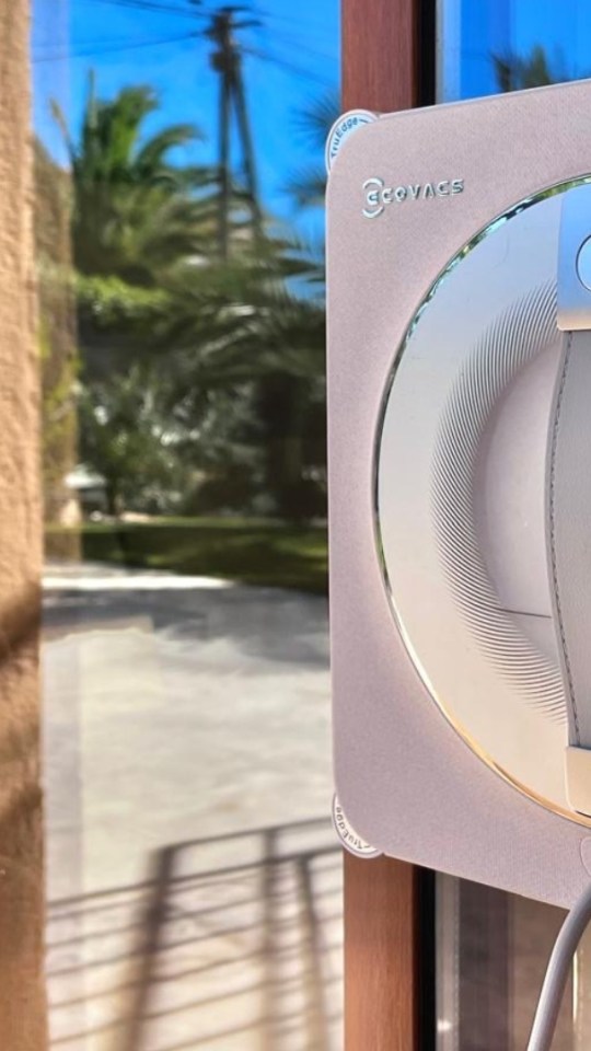 Ecovacs Winbot W2S Pro Omni // Source : Numerama Ecovacs Winbot W2S Pro Omni // Source : Numerama