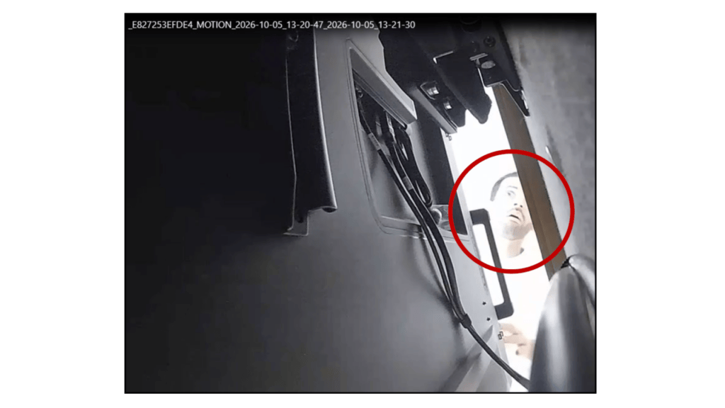 l’ingénieur aurait également été filmé regardant derrière le téléviseur // Source : Bureau du procureur des États-Unis pour le district nord de la Californie