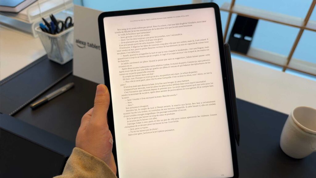 L'Alexa Tablet Pro dispose d'un mode Kindle pensé pour la lecture au format liseuse : mais la tablette est très lourde et manque de confort par rapport à une petite KIndle. // Source : Numerama L'Alexa Tablet Pro dispose d'un mode Kindle pensé pour la lecture au format liseuse : mais la tablette est très lourde et manque de confort par rapport à une petite KIndle. // Source : Numerama