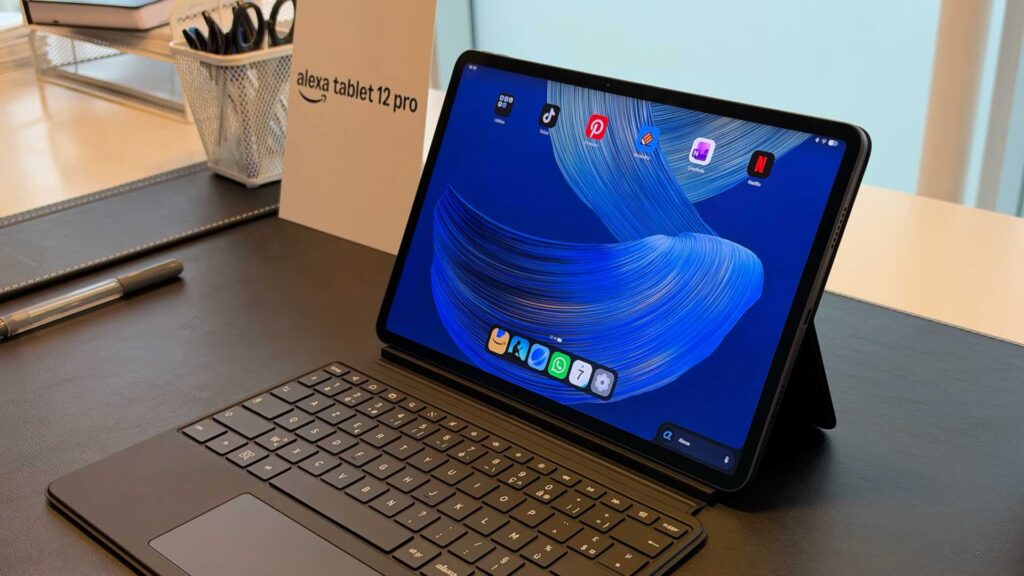 L'Alexa Tablet 12 Pro avec son clavier. // Source : Numerama L'Alexa Tablet 12 Pro avec son clavier. // Source : Numerama