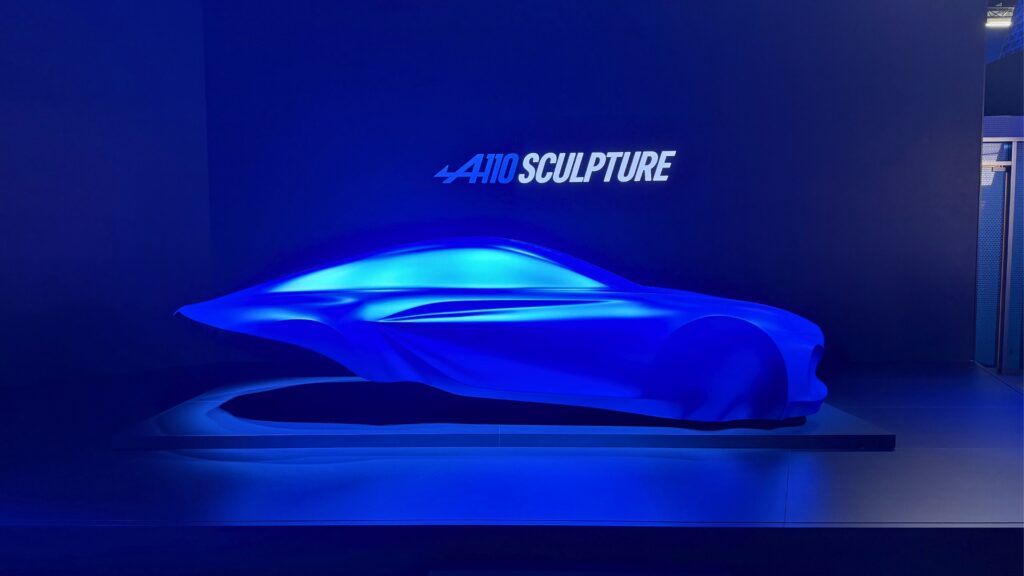 La sculpture préfigurant la prochaine Alpine A110 électrique. // Source : Robin San Vicente pour Numerama La sculpture préfigurant la prochaine Alpine A110 électrique. // Source : Robin San Vicente pour Numerama