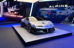 Le concept Alpine A310 Vision au Mondial de l'Auto 2026. // Source : Robin San Vicente pour Numerama Le concept Alpine A310 Vision au Mondial de l'Auto 2026. // Source : Robin San Vicente pour Numerama