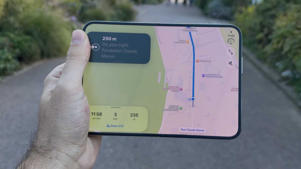 Au soleil, l’iPhone Duo est parfaitement lisible et le pli au milieu de l'écan est invisible. Le traitement est si remarquable qu'on jurerait qu'il s'agit d'une feuille de papier. Au soleil, l’iPhone Duo est parfaitement lisible et le pli au milieu de l'écan est invisible. Le traitement est si remarquable qu'on jurerait qu'il s'agit d'une feuille de papier.