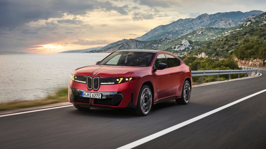 Le BMW iX4 M60 xDrive. // Source : BMW Le BMW iX4 M60 xDrive. // Source : BMW