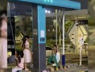 Des enfants utilisent comme balançoire les câbles d'une borne Flash Charging de BYD. // Source : Weibo via CarNewsChina Des enfants utilisent comme balançoire les câbles d'une borne Flash Charging de BYD. // Source : Weibo via CarNewsChina