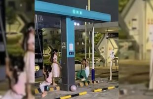 Des enfants utilisent comme balançoire les câbles d'une borne Flash Charging de BYD. // Source : Weibo via CarNewsChina Des enfants utilisent comme balançoire les câbles d'une borne Flash Charging de BYD. // Source : Weibo via CarNewsChina