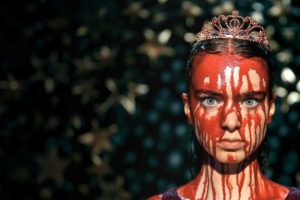 Carrie voit rouge dans la nouvelle adaptation du roman de Stephen King ! // Source : Prime Video Carrie voit rouge dans la nouvelle adaptation du roman de Stephen King ! // Source : Prime Video