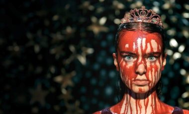 Carrie voit rouge dans la nouvelle adaptation du roman de Stephen King ! // Source : Prime Video Carrie voit rouge dans la nouvelle adaptation du roman de Stephen King ! // Source : Prime Video