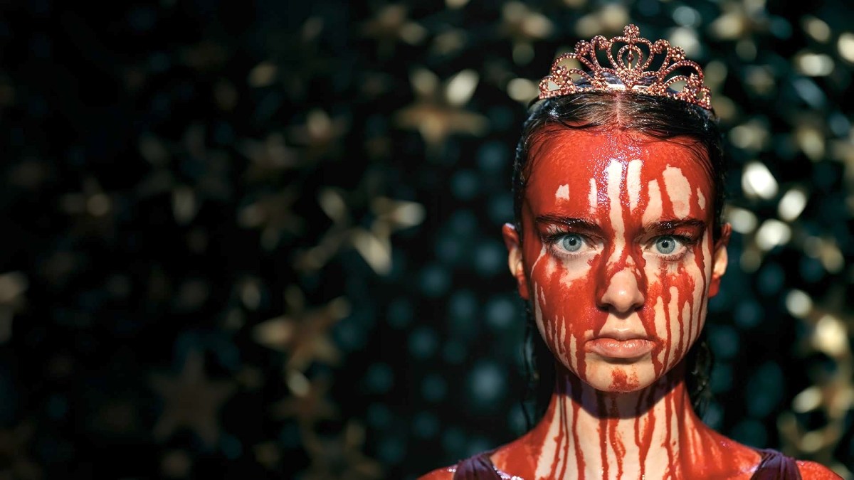 Carrie voit rouge dans la nouvelle adaptation du roman de Stephen King ! // Source : Prime Video