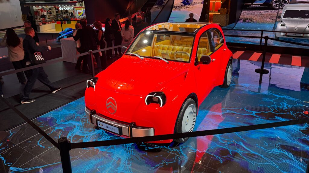 La Citroën 2CV Concept au Mondial de Paris 2026. // Source : Robin San Vicente pour Numerama La Citroën 2CV Concept au Mondial de Paris 2026. // Source : Robin San Vicente pour Numerama