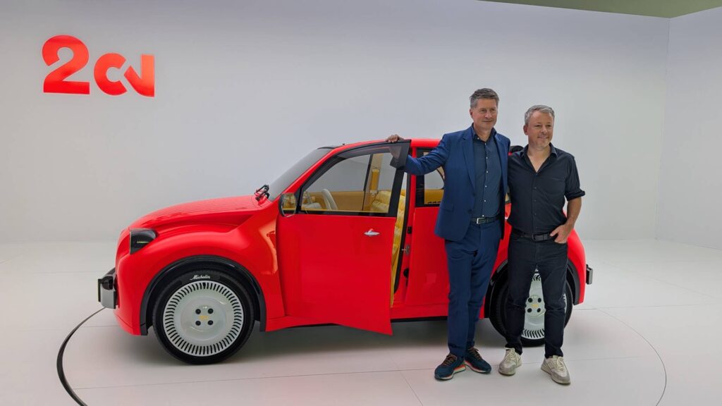 Xavier Chardon et Pierre Lerclercq devant le concept 2 CV // Source : Raphaelle Baut pour Numerama Xavier Chardon et Pierre Lerclercq devant le concept 2 CV // Source : Raphaelle Baut pour Numerama