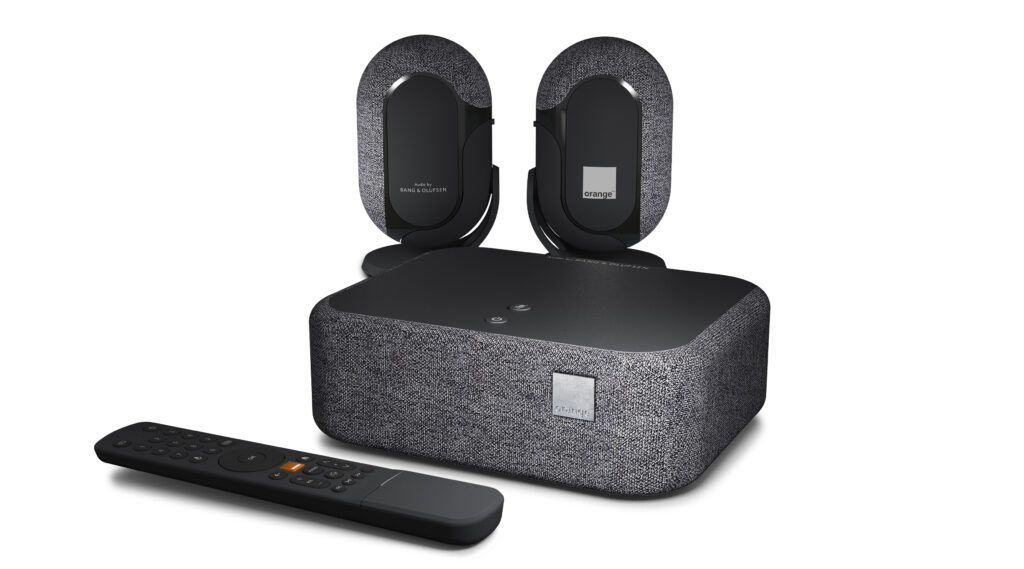 Le Décodeur Home Cinema d'Orange et sa télécommande. Le Décodeur Home Cinema d'Orange et sa télécommande.