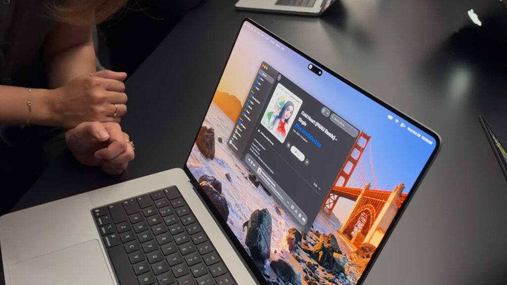 Même avec de la musique en cours de lecture, la Dynamic Island est très discrète. Même avec de la musique en cours de lecture, la Dynamic Island est très discrète.