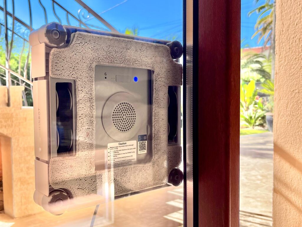 Voir le Winbot W2S Pro Omni à quelque chose d'hypnotisant // Source : Numerama Voir le Winbot W2S Pro Omni à quelque chose d'hypnotisant // Source : Numerama