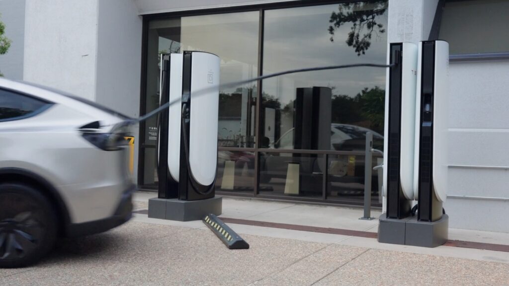Tesla permet de fuir un Superchargeur en étant encore branché. // Source : Tesla via X (captures d'écran) Tesla permet de fuir un Superchargeur en étant encore branché. // Source : Tesla via X (captures d'écran)