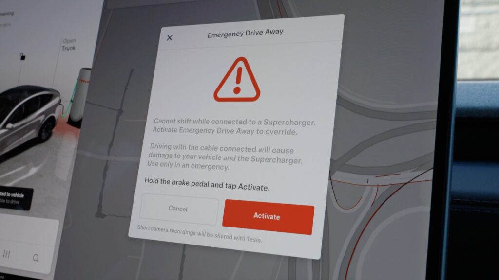 Tesla permet de fuir un Superchargeur en étant encore branché. // Source : Tesla via X (captures d'écran) Tesla permet de fuir un Superchargeur en étant encore branché. // Source : Tesla via X (captures d'écran)