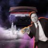 Elon Musk et le Tesla Roadster // Source : Montage Numerama