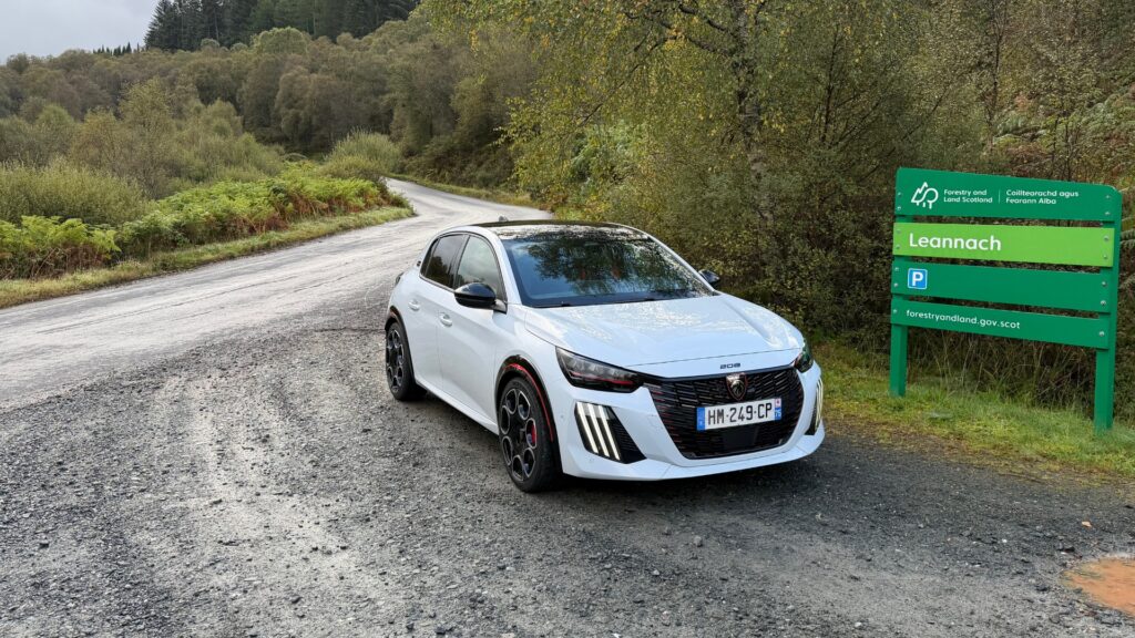 La Peugeot E-208 GTi à l'essai. // Source : Robin San Vicente pour Numerama La Peugeot E-208 GTi à l'essai. // Source : Robin San Vicente pour Numerama