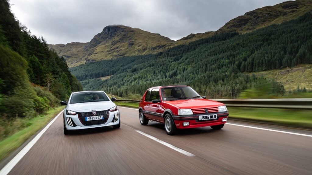 La Peugeot E-208 GTi et la Peugeot 205 GTi. // Source : Peugeot La Peugeot E-208 GTi et la Peugeot 205 GTi. // Source : Peugeot