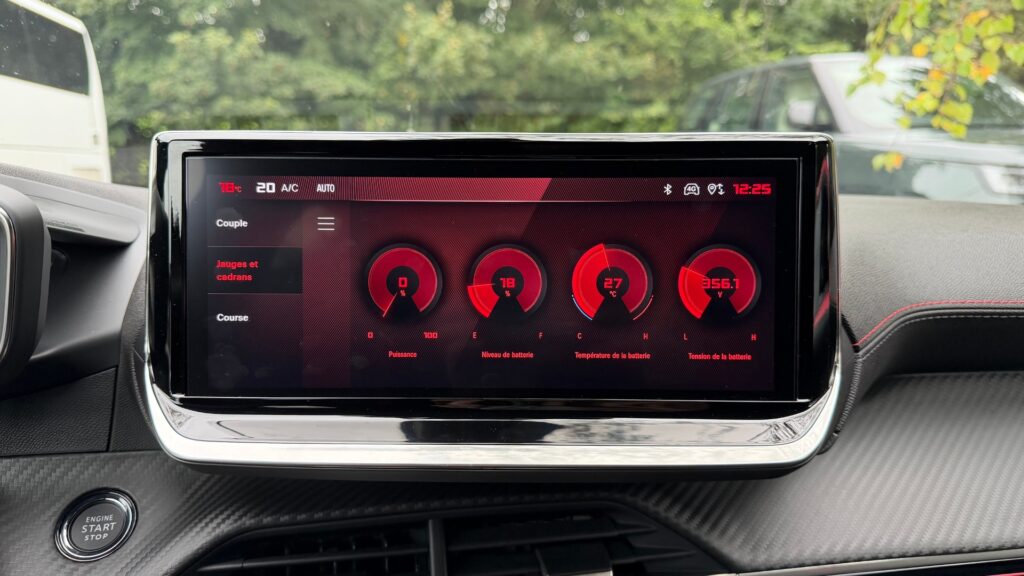 Menu Performance Peugeot E-208 GTi. // Source : Robin San Vicente pour Numerama Menu Performance Peugeot E-208 GTi. // Source : Robin San Vicente pour Numerama