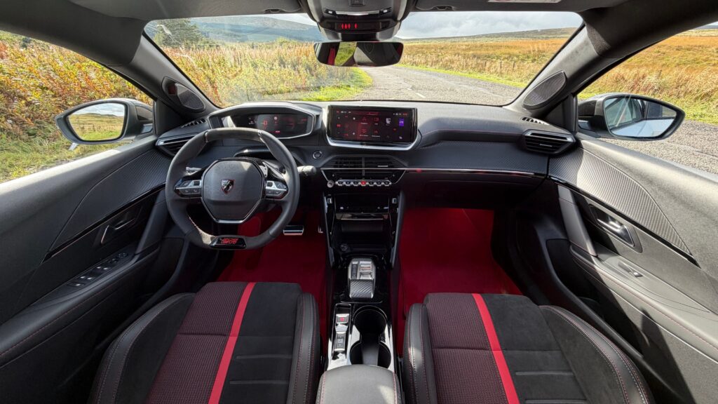 L'intérieur de la Peugeot E-208 GTi. // Source : Robin San Vicente pour Numerama L'intérieur de la Peugeot E-208 GTi. // Source : Robin San Vicente pour Numerama