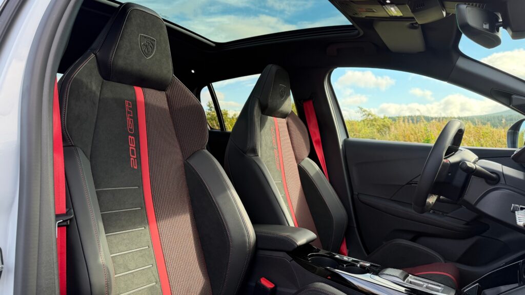Les sièges de la Peugeot E-208 GTi. // Source : Robin San Vicente pour Numerama Les sièges de la Peugeot E-208 GTi. // Source : Robin San Vicente pour Numerama