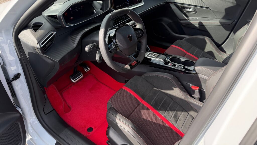 Les moquettes rouges de la Peugeot E-208 GTi. // Source : Robin San Vicente pour Numerama Les moquettes rouges de la Peugeot E-208 GTi. // Source : Robin San Vicente pour Numerama