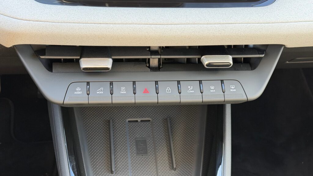 Pas de réglages de clim physiques mais encore des « vraies » touches dans le Skoda Epiq. // Source : Robin San Vicente pour Numerama Pas de réglages de clim physiques mais encore des « vraies » touches dans le Skoda Epiq. // Source : Robin San Vicente pour Numerama