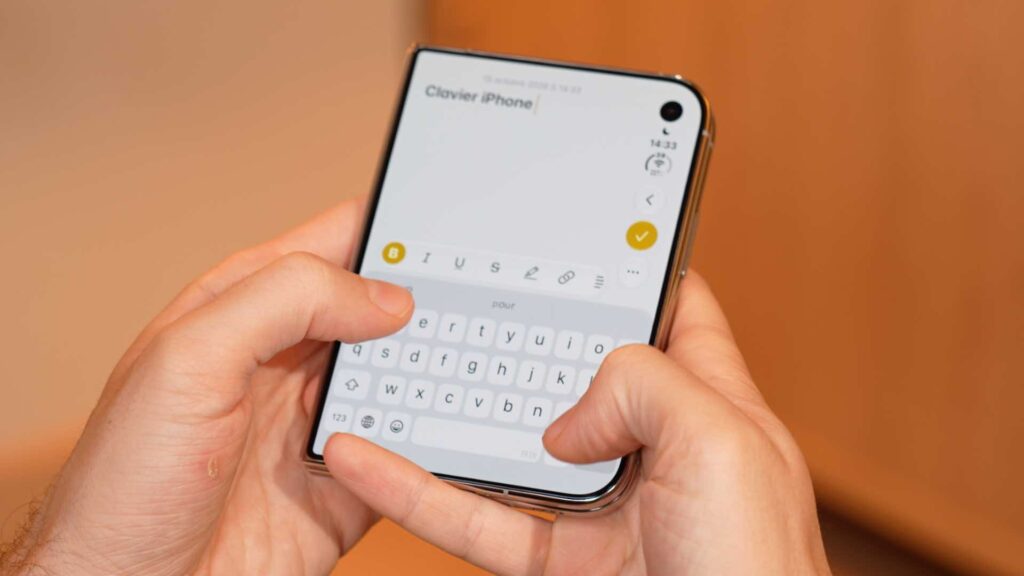 Fermé, l'iPhone Duo est souvent utilisé à deux mains. Son clavier est parfait pour répondre à des messages sans le déplier. Fermé, l'iPhone Duo est souvent utilisé à deux mains. Son clavier est parfait pour répondre à des messages sans le déplier.