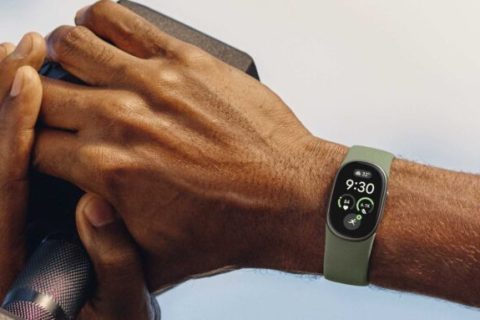 Google Fitbit Edge. // Source : Google Google Fitbit Edge. // Source : Google