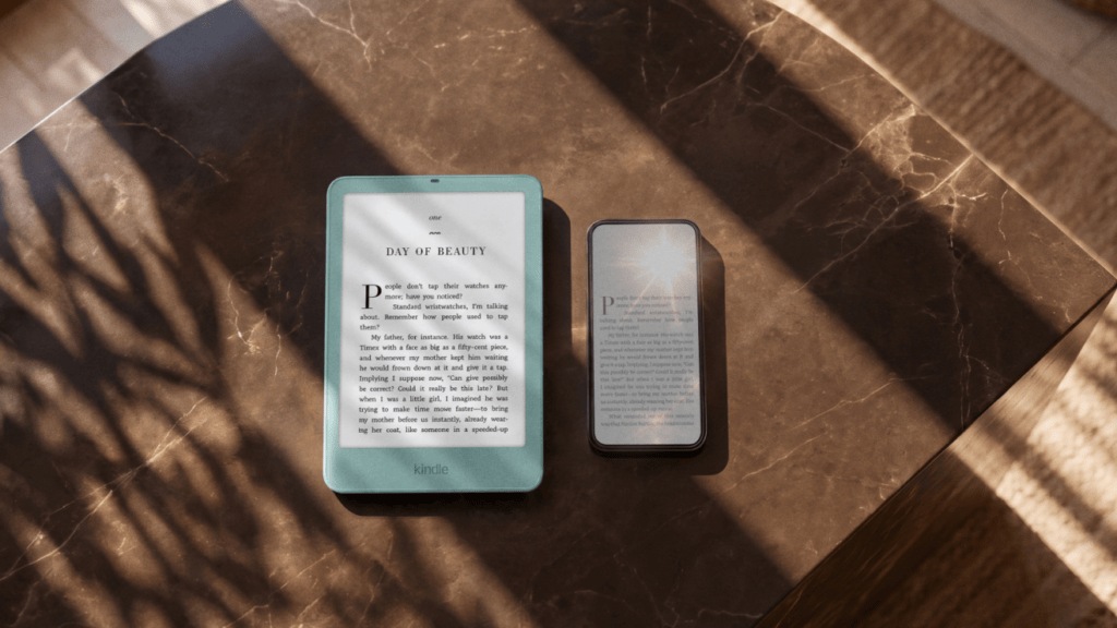 Kindle Paperwhite à côté d'un smartphone. Kindle Paperwhite à côté d'un smartphone.