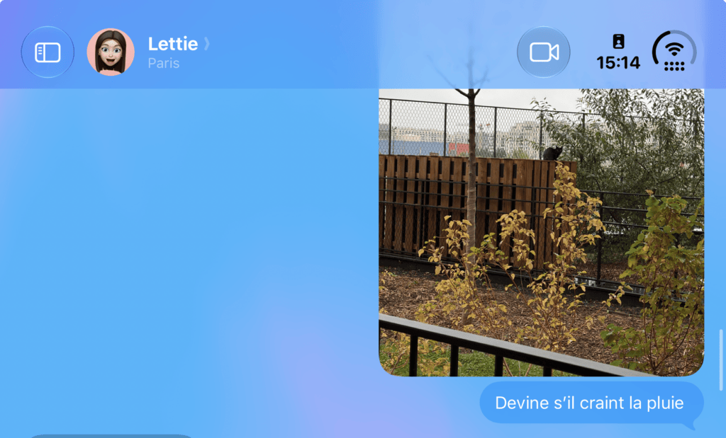 Quand le téléphone est tenu à la verticale, les infos à droite pivotent en haut à droite. L'application dispose de l'écran dès le coin supérieur gauche. Quand le téléphone est tenu à la verticale, les infos à droite pivotent en haut à droite. L'application dispose de l'écran dès le coin supérieur gauche.