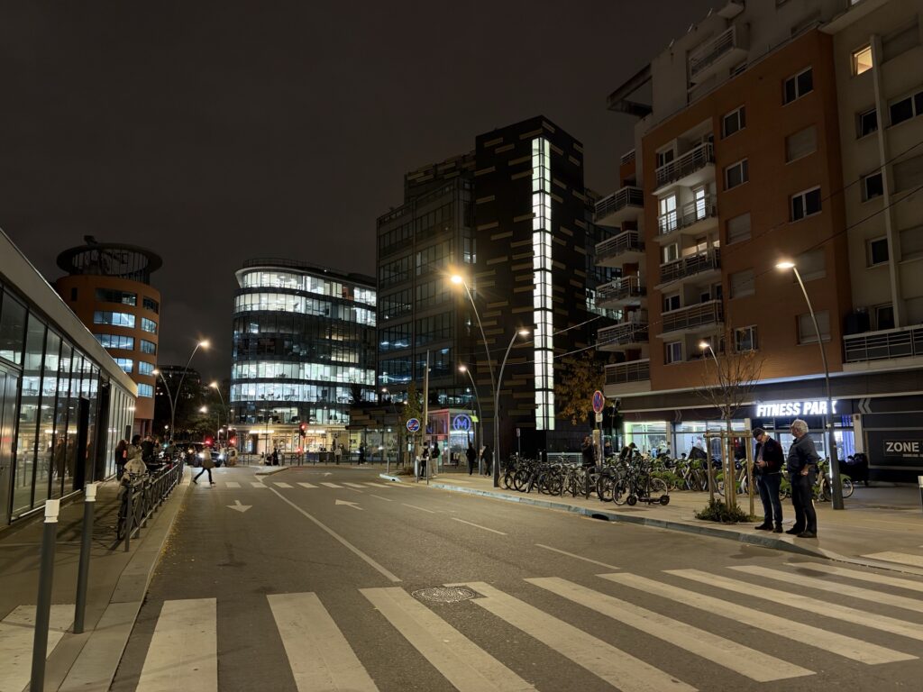 Photo peise de nuit avec l'iPhone Duo. Outre les lampadaires, qui ne sont pas facile à gérer pour un petit capteur, c'est très bien. Photo peise de nuit avec l'iPhone Duo. Outre les lampadaires, qui ne sont pas facile à gérer pour un petit capteur, c'est très bien.