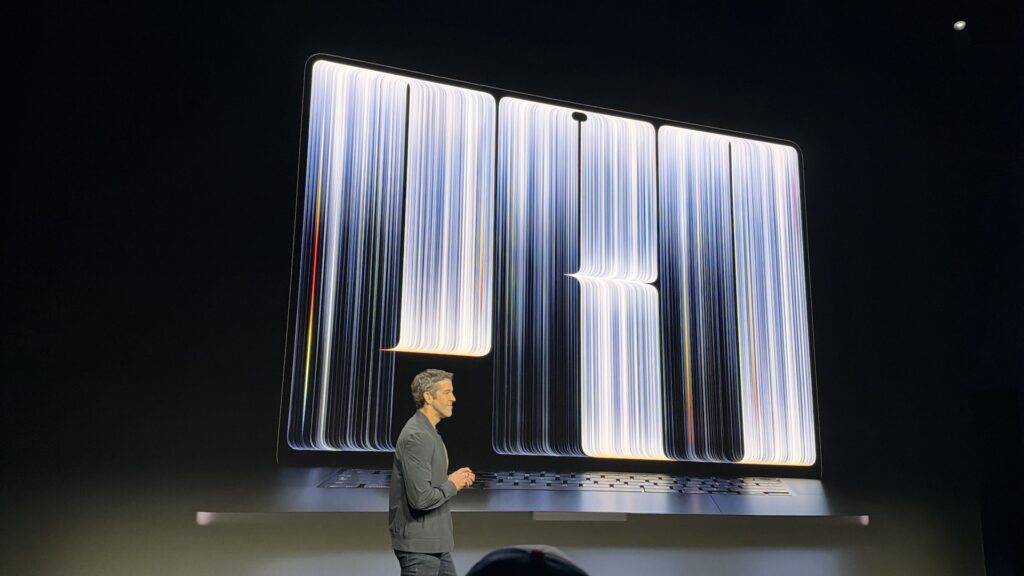 John Ternus a présenté le MacBook Pro OLED le 28 octobre 2026. John Ternus a présenté le MacBook Pro OLED le 28 octobre 2026.