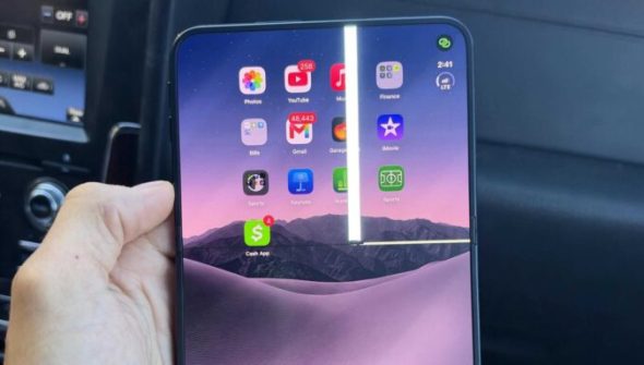 Un iPhone Duo cassé. // Source : Reddit Un iPhone Duo cassé. // Source : Reddit