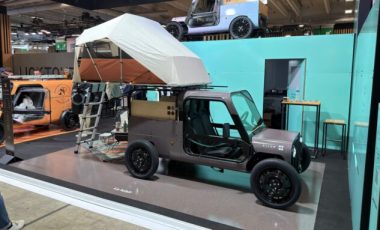 Kilow et son quadricycle La Bagnole au Mondial de l'Auto 2026. // Source : Robin San Vicente pour Numerama