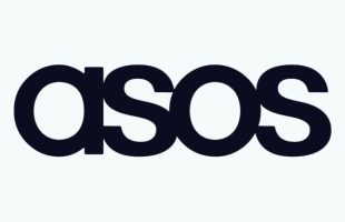 Logo de ASOS. // Source : Wikimedia/ASOS ; montage Numerama Logo de ASOS. // Source : Wikimedia/ASOS ; montage Numerama