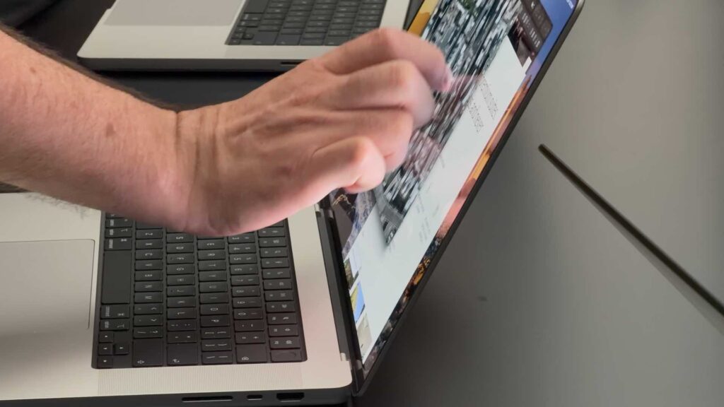 Toucher l'écran du MacBook le fait un peu bouger. Toucher l'écran du MacBook le fait un peu bouger.
