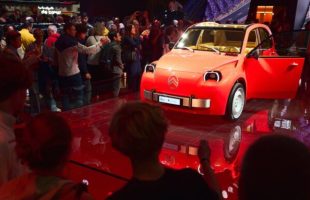 Citroën 2 CV lors des journées publiques  // Source : Joris Clerc pour le Mondial de Paris