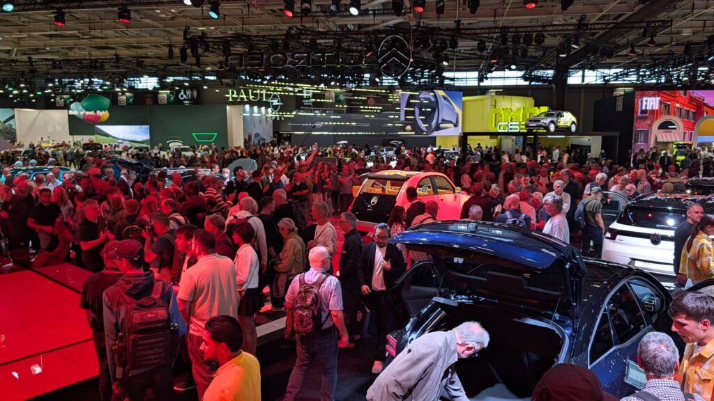 Du monde sur le stand Citroën du Mondial de Paris // Source : Raphaelle Baut pour Numerama Du monde sur le stand Citroën du Mondial de Paris // Source : Raphaelle Baut pour Numerama