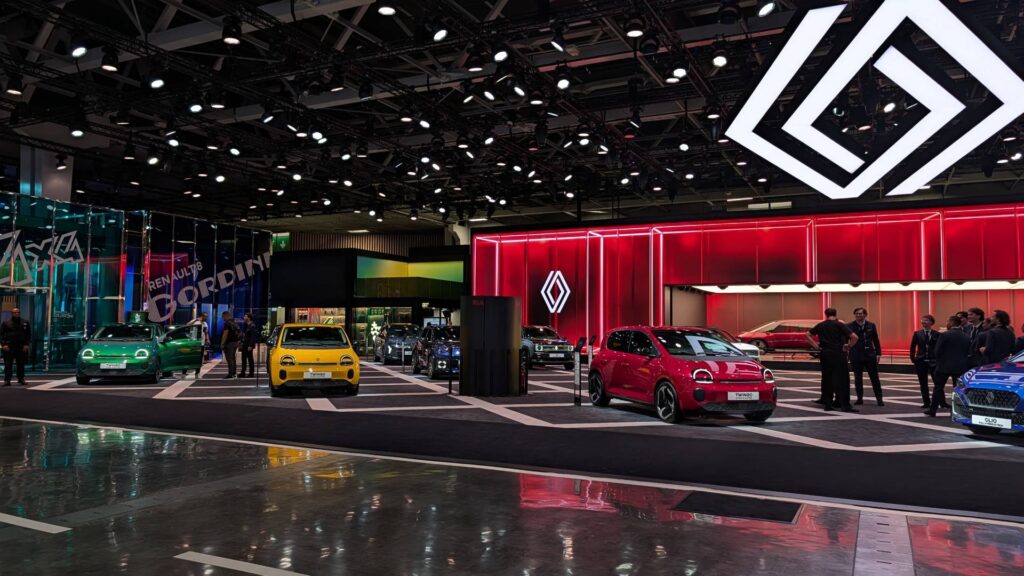 Stand Renault au Mondial de Paris 2026 // Source : Raphaelle Baut pour Numerama Stand Renault au Mondial de Paris 2026 // Source : Raphaelle Baut pour Numerama
