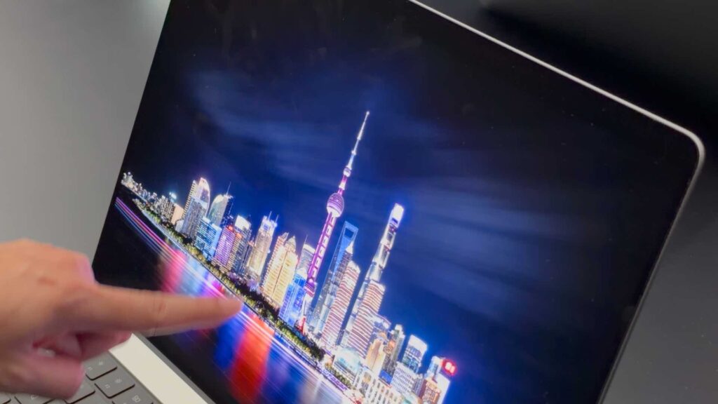 En comparaison avec des PC haut de gamme concurrents, l'écran Tandem OLED du MacBook Pro est impressionnant. Le taux de contraste est délirant, avec des couleurs éclatantes sur des petites zones. En comparaison avec des PC haut de gamme concurrents, l'écran Tandem OLED du MacBook Pro est impressionnant. Le taux de contraste est délirant, avec des couleurs éclatantes sur des petites zones.