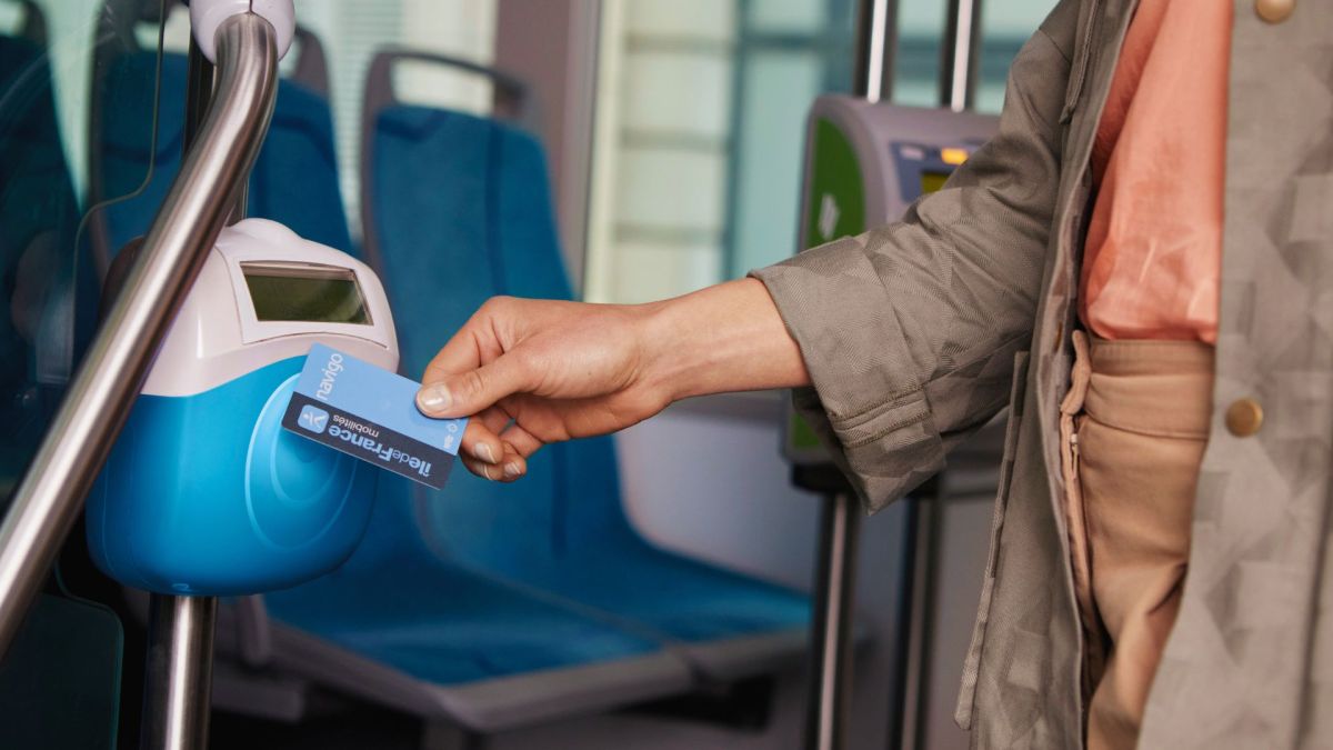 Passe Navigo à 93,40 €, ticket unique à 2,45 € : la nouvelle grille tarifaire qui se prépare pour 2027