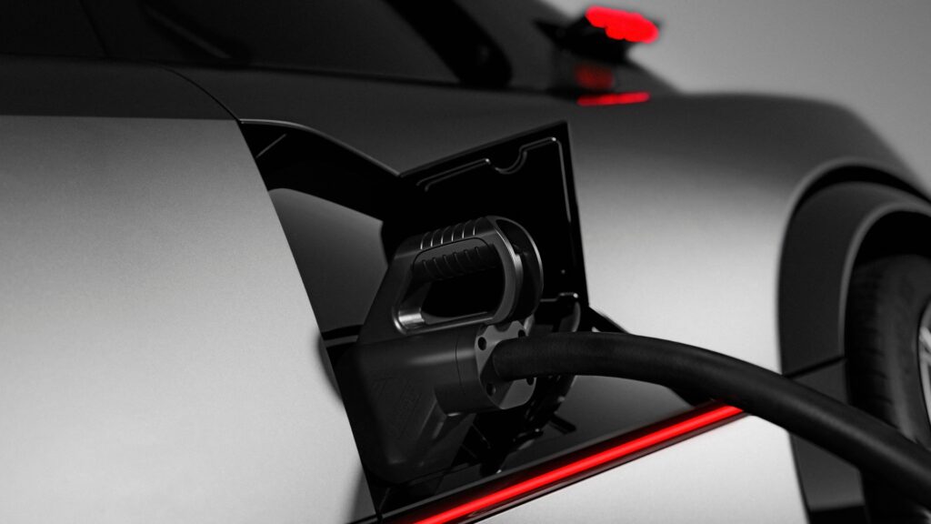 Le port de charge est intégré dans ce qui était une prise d'air auparavant. // Source : Peugeot Le port de charge est intégré dans ce qui était une prise d'air auparavant. // Source : Peugeot