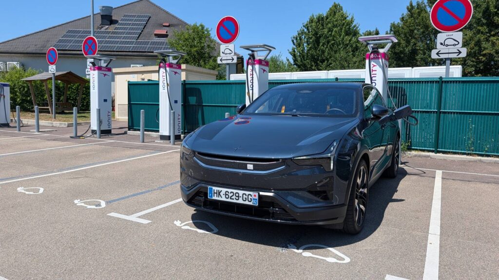 Polestar 4 en recharge // Source : Raphaelle Baut pour Numerama Polestar 4 en recharge // Source : Raphaelle Baut pour Numerama